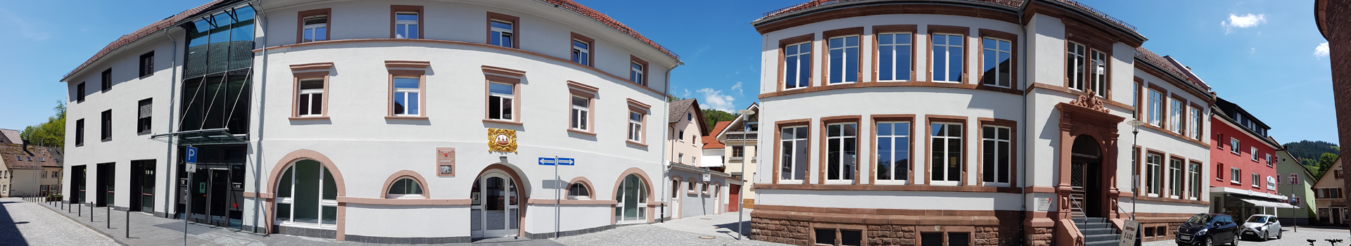 links ist das Rathaus zu sehen und rechts das alte Schulhaus